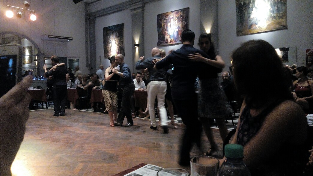 Le jeune homme de dos au premier plan, c'est le 4 ème mondial de tango