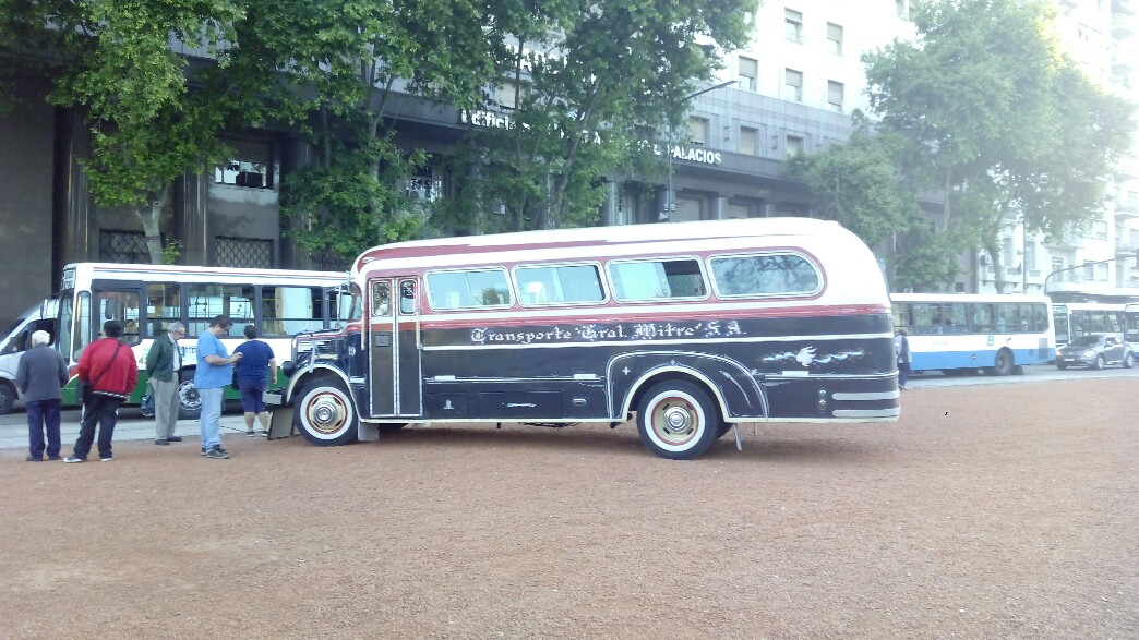 Vieux bus de Buenos Aires sur la place du congreso