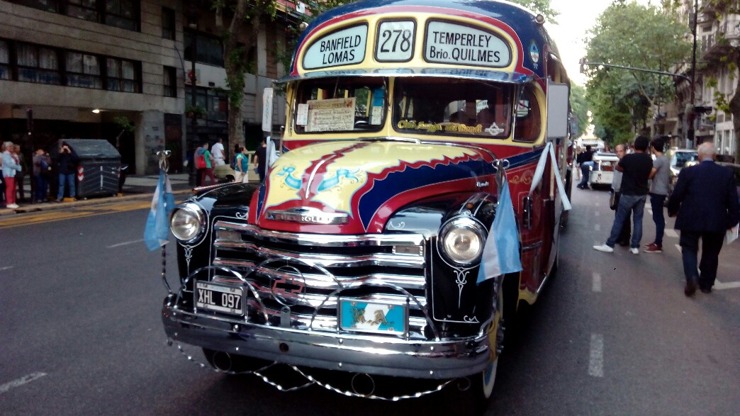 Vieux bus de Buenos Aires sur l'avenida de mayo