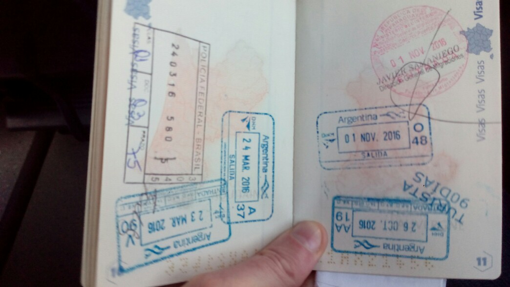 Mon passeport se rempli - tampon du Paraguay en haut à droite