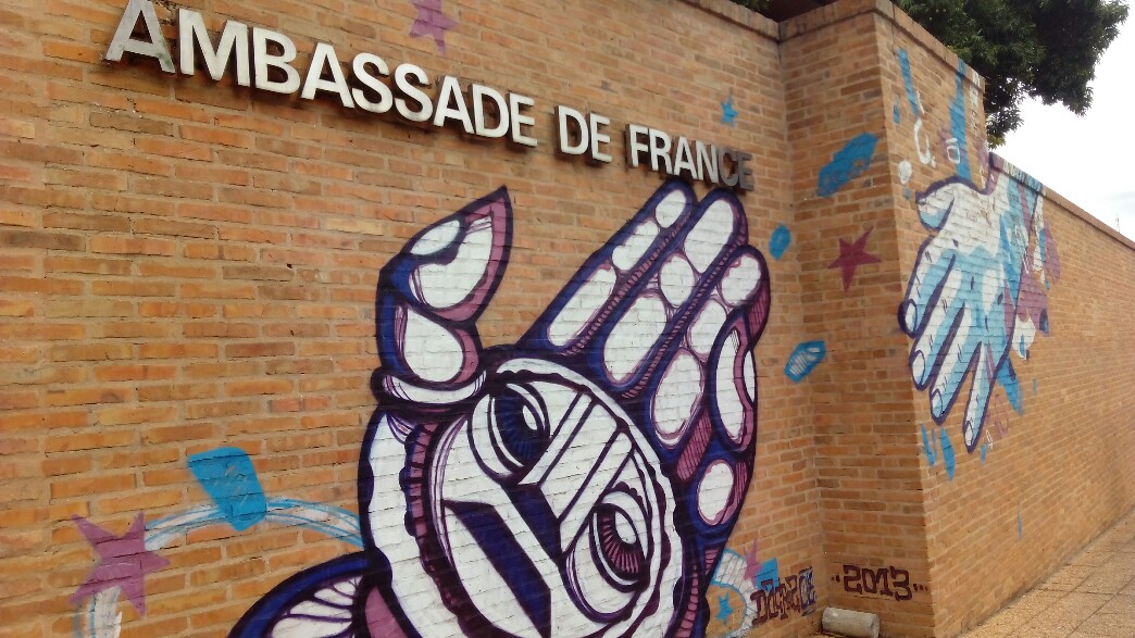 Graphiti sur l'ambassade de France au Paraguay