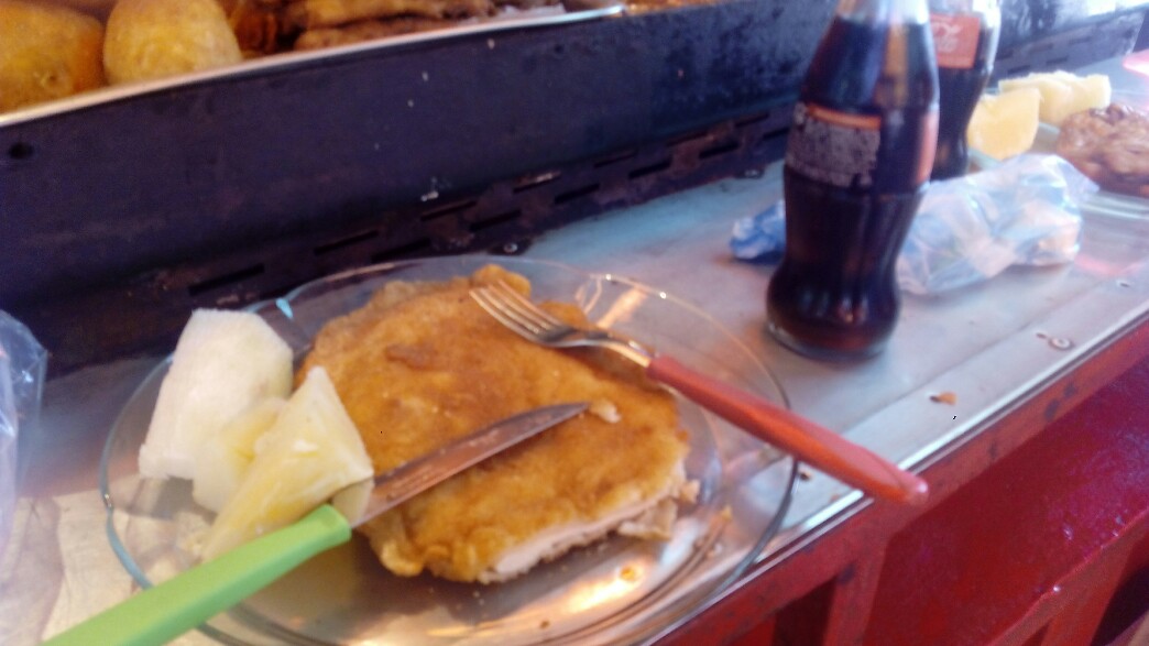 Le poulet pané avec du manioc