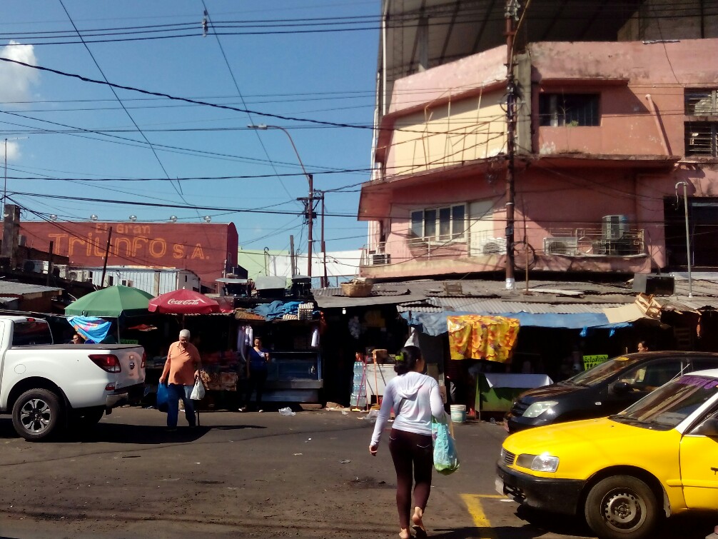 En face une des entrée du mercado