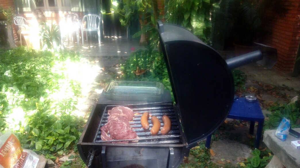 Début de la cuisson du lomito et des saucisses