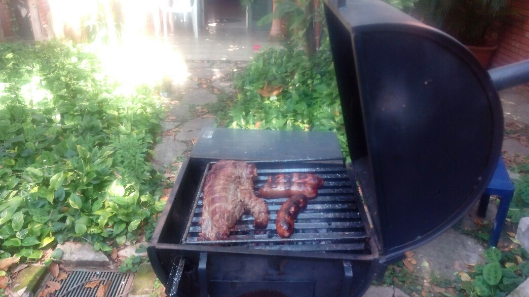 Milieu de la cuisson du lomito et des saucisses