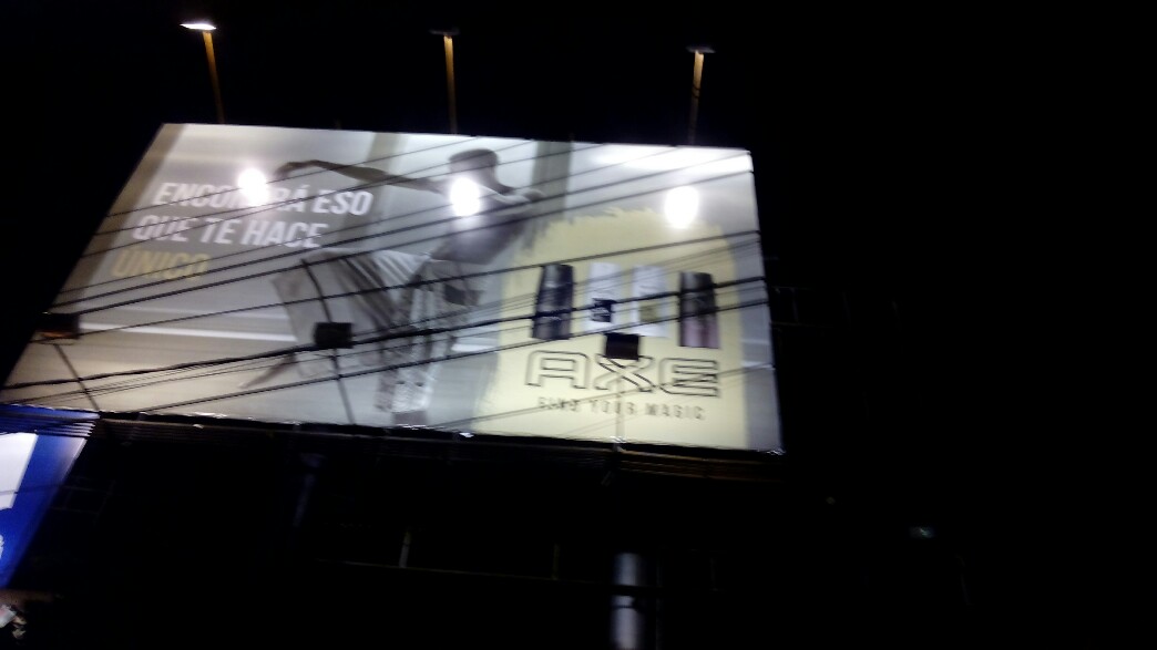 Énorme pub à l'angle de l'avenida mariscal Lòpez