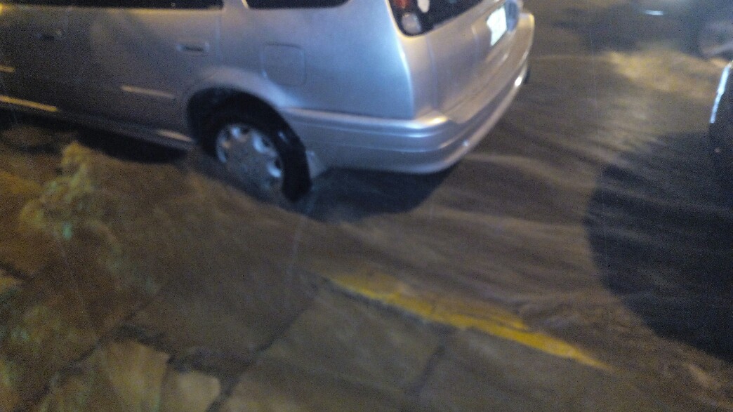 Voyez comme l'eau monte au niveau du pneu de la voiture