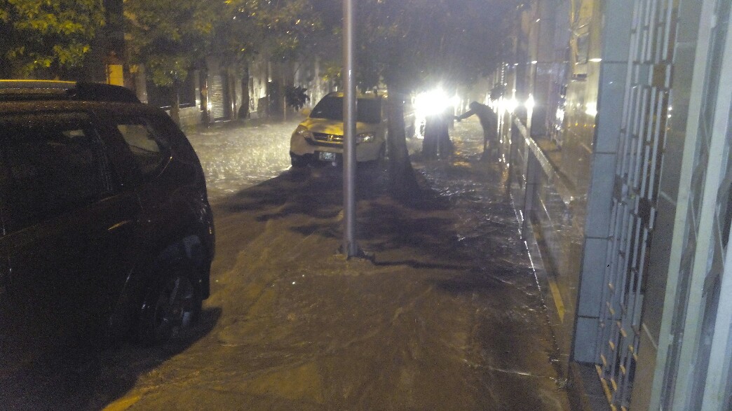 Plein d'eau dans la rue, autant sur le trottoir