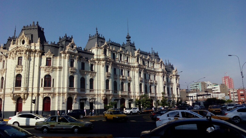 Beau bâtiment sur la place San Martin