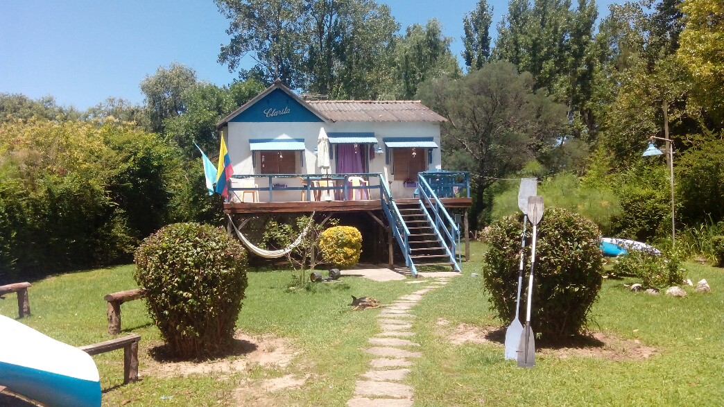 Belle petite maison sur le bord d'un canal