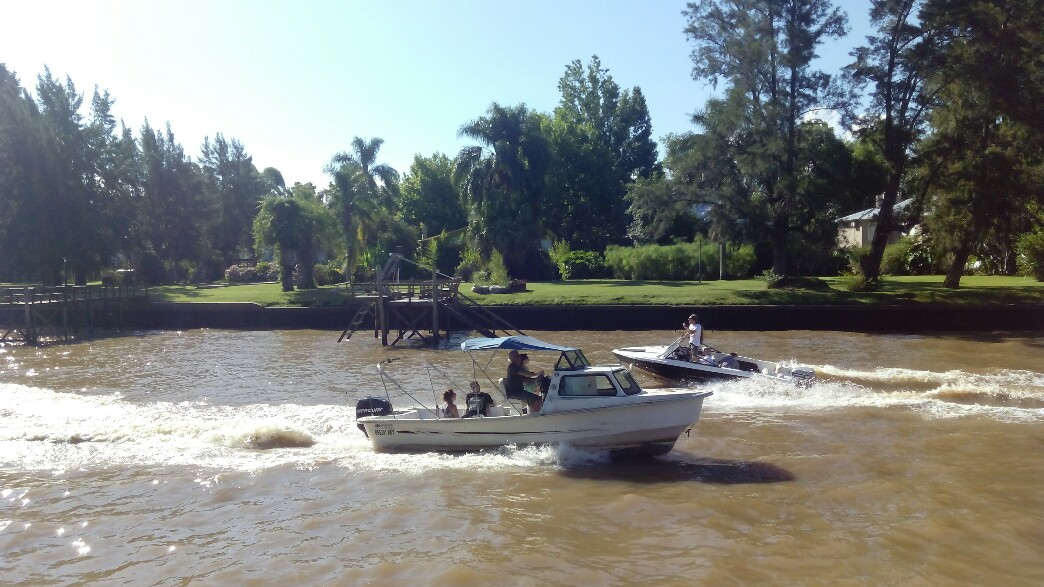 Croisement de deux bateaux sur le canal de San Antonio
