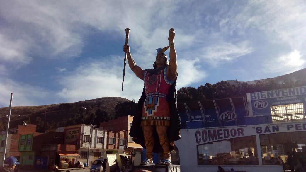 Cet inca sur une rive du lac Titicaca vous souhaite une bonne année